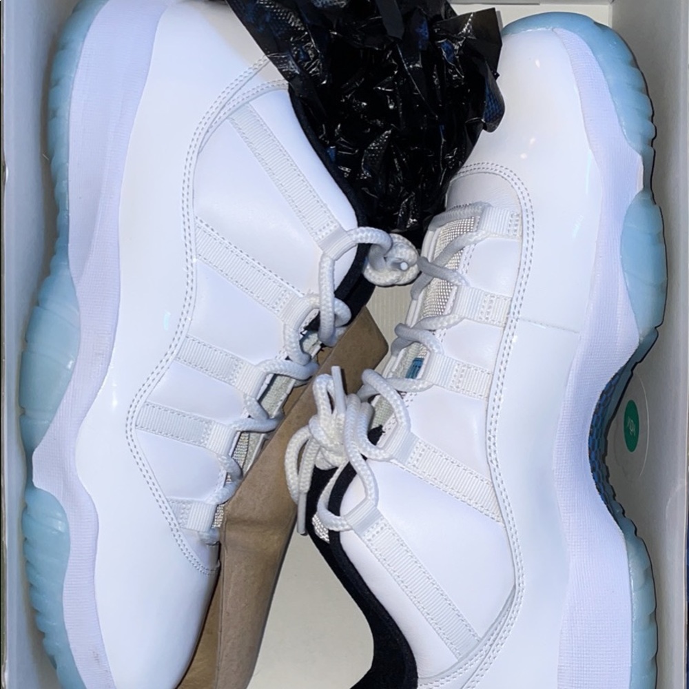 Jordan 11 low legend blue worn once